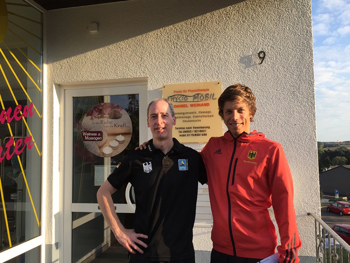 Daniel Weinand gemeinsam mit Triathlet Justus Nieschlag